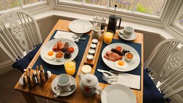 Daily full breakfast (GBP 15 per person)