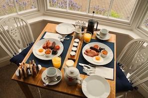 Daily full breakfast (GBP 15 per person) - Radcliffe Guest House (Ross-on-Wye)