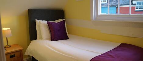 Perhehuoneisto, jokinäköala | Egyptinpuuvillaiset lakanat, ylelliset vuodevaatteet, pimennysverhot