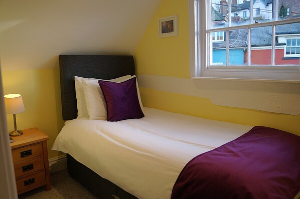 Family Apartment, River View | Egyptian cotton sheets, premium bedding, blackout drapes - Radcliffe Guest House (Ross-on-Wye)