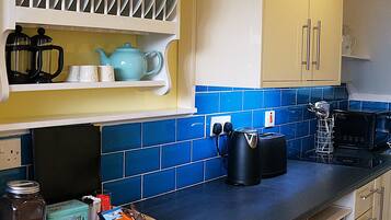 Family Apartment, River View | Private kitchen | Electric kettle