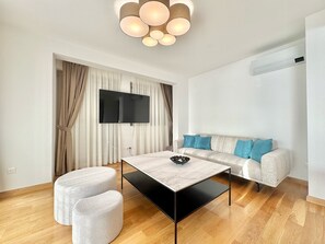 Luxe appartement, balkon, uitzicht op zee | Woonruimte | Een 45-inch lcd-televisie met digitale zenders