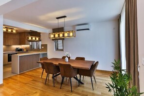 Apartamento superluxo, sacada, vista para o mar | Sala de jantar