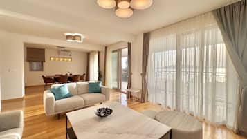Apartamento de lujo, balcón, vistas al mar | Zona de estar | Televisión LCD de 45 pulgadas con canales digitales