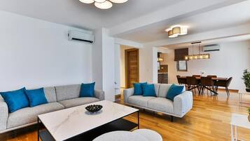 Luksus-lejlighed - balkon - havudsigt | Opholdsområde | 45-tommers LCD-tv med digitale kanaler