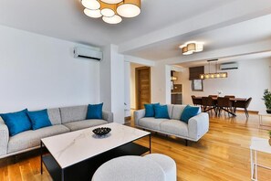 Apartamento de lujo, balcón, vistas al mar | Zona de estar | Televisión LCD de 45 pulgadas con canales digitales