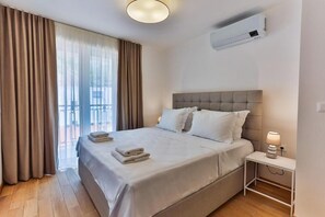 Luxe appartement, balkon, uitzicht op zee | Een bureau, een laptopwerkplek, gratis wifi