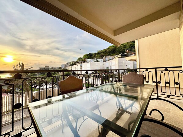Apartamento luxo, sacada, vista para o mar | Sacada