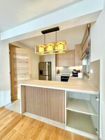 Refrigerador con freezer, horno, placa de cocina, cafetera/tetera