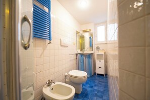 Bathroom - Cozy 2BR Apartment near Piazza Navona  (Rome)