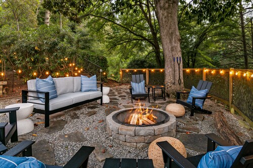 Luxurious Mountain Home•Views•Hot Tub•Fire Pit•Game Room•Walk to Polar Express