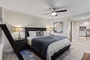 6 soverom, skrivebord, strykejern/-brett og reiseseng for barn