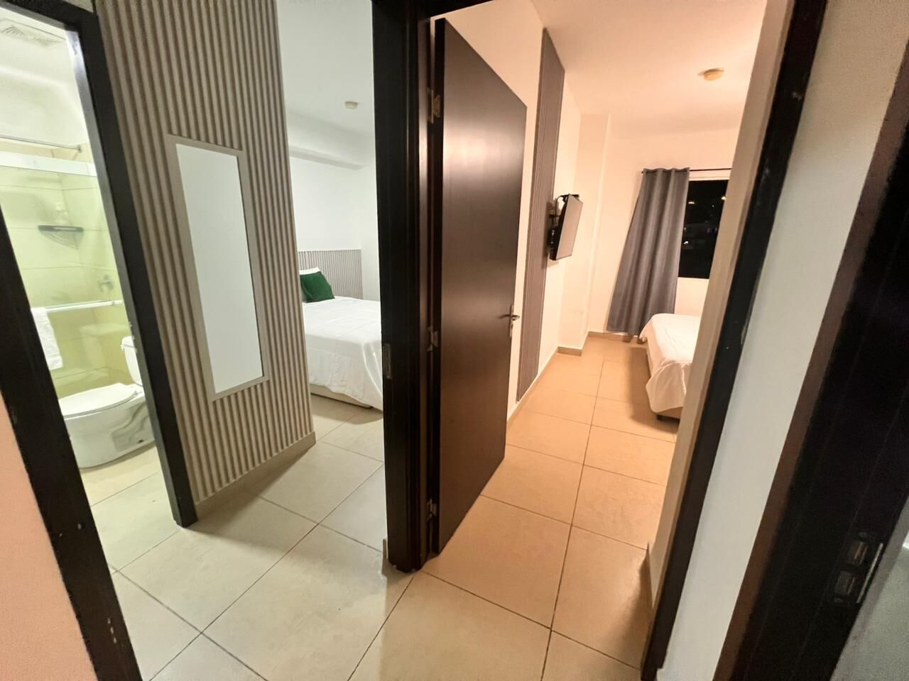 2 habitaciones, tabla de planchar con plancha, wifi y ropa de cama 