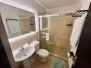 Haartrockner, Handtücher, Toilettenpapier
