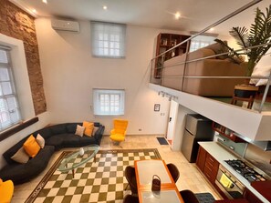 Smart TV, fireplace