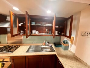 Frigorifero, microonde, forno, piano cottura