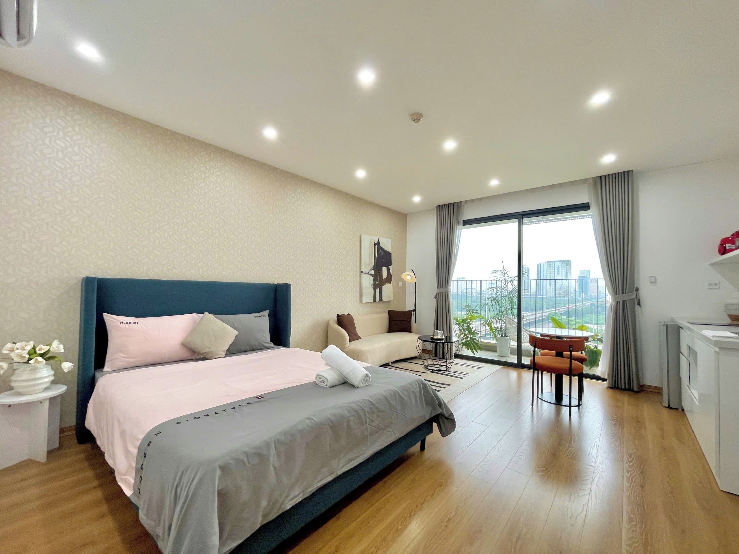 Standard Studio, Balcony