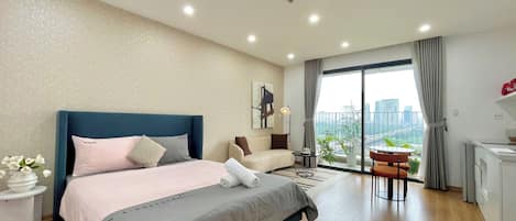 Standard Studio, Balcony