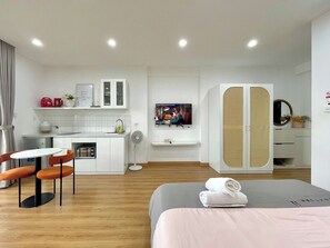 Studio Standard, balcon | Literie hypoallergénique, ameublement personnalisé, bureau
