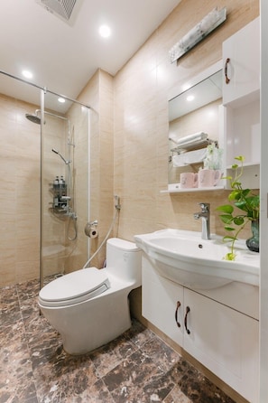 Standard Studio, Balcony | Bathroom | Free toiletries, hair dryer, slippers, bidet