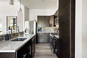 冷蔵庫、電子レンジ、オーブン、コンロ