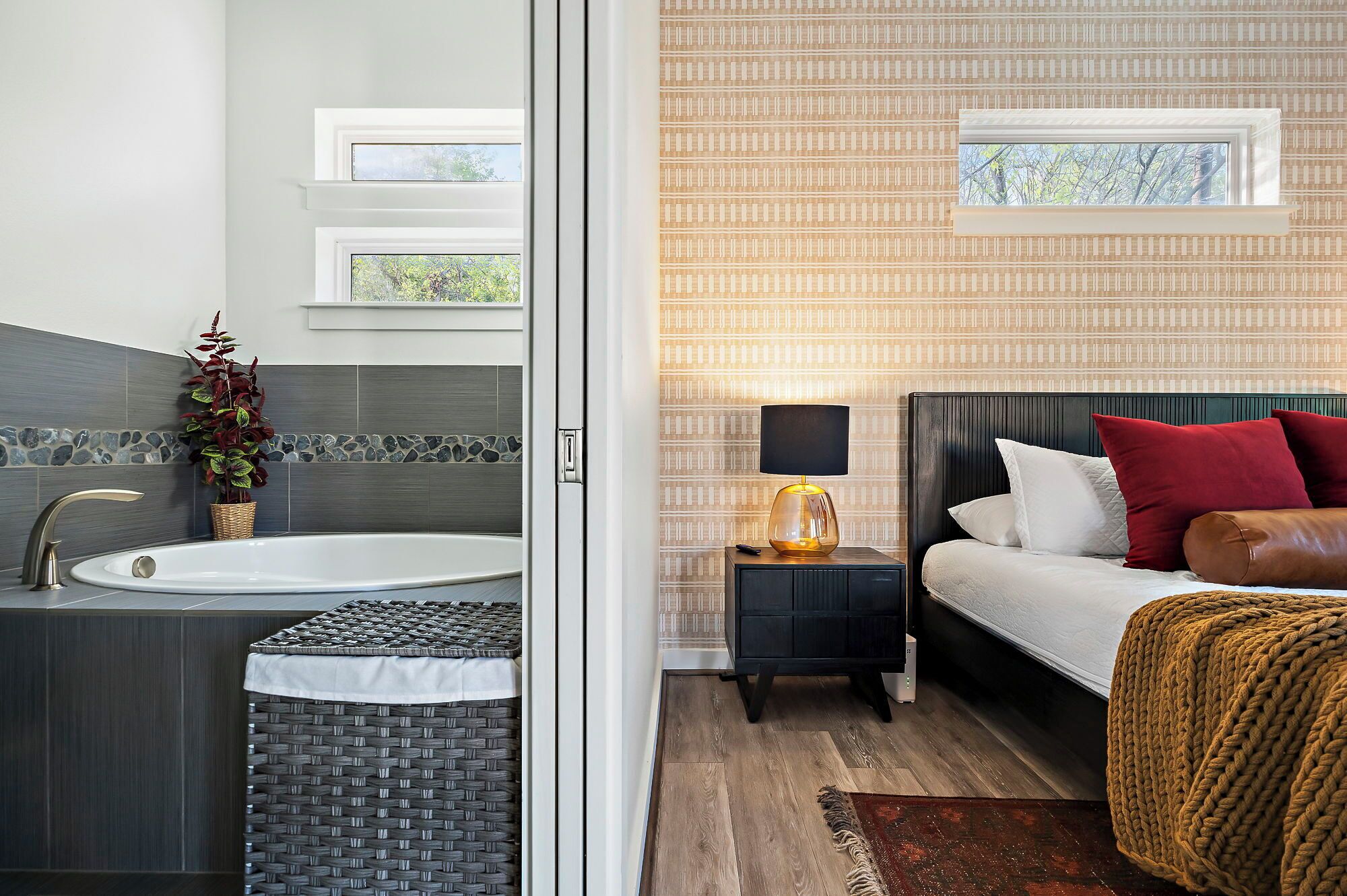 4 habitaciones, tabla de planchar con plancha y cuna de viaje 