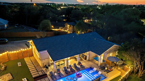 A backyard with a swimming pool, outdoor seating, and a covered patio area. - Casa Sueño: Pool |SPA| Outdoor Movie ~ Golf Course (Austin)