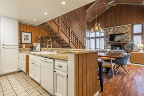Private kitchen - CHARMING, SPACIOUS, MOUNTAIN VIEW 3BD/3BTH+ LOFT - Wi-Fi, close to Canyon Lodge (Mammoth Lakes)