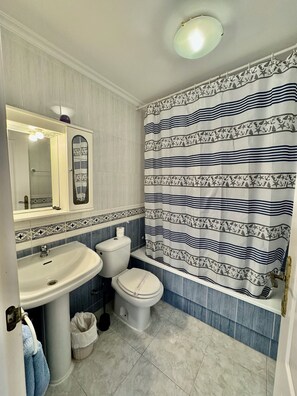 Douche, sèche-cheveux, serviettes fournies, papier toilette