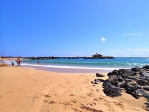 Chaises longues, serviettes de plage