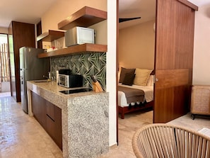 Basic Apartment, 1 Bedroom, Pool View | Private kitchen