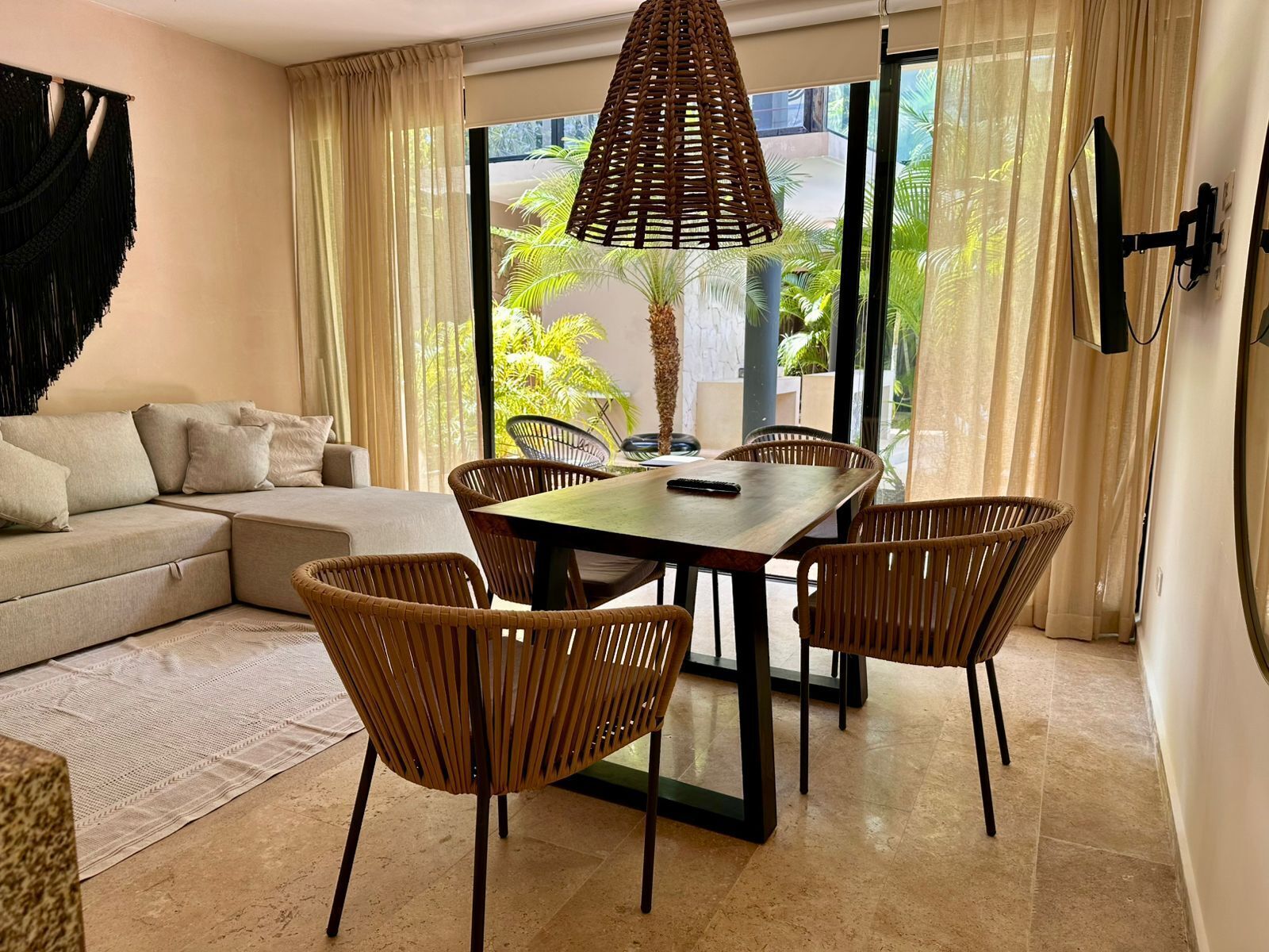 Departamento básico, 1 habitación, vista a la alberca | Área de sala de estar | Smart TV 