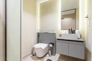 Douche, articles de toilette gratuits, sèche-cheveux