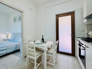 Casa, 2 habitaciones, vista al mar | Cocina privada | Cafetera de espresso y tetera eléctrica 