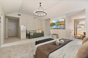 9 bedrooms, iron/ironing board, WiFi, bed sheets - Spacious Retreat w/ Pool, Hot Tub & Game Room (Stony Point)