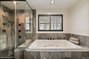 Douche, baignoire à remous, séchoir à cheveux, serviettes fournies