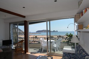 Exterior - Beachfront Apartment in Estartit With Balcony (Torroella de Montgrí)