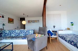 Living room - Beachfront Apartment in Estartit With Balcony (Torroella de Montgrí)