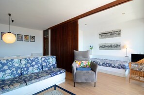 Living room - Beachfront Apartment in Estartit With Balcony (Torroella de Montgrí)