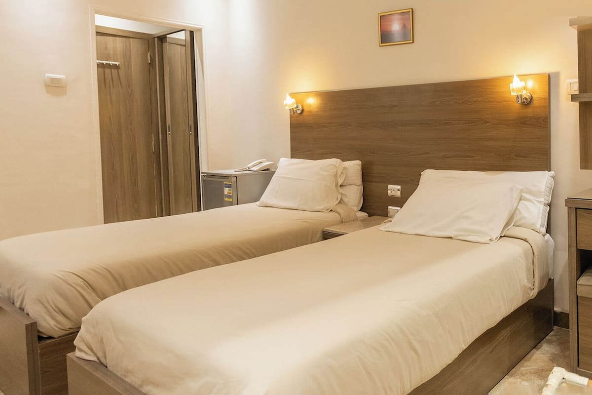 Espacio para trabajar con laptop y cortinas blackout 