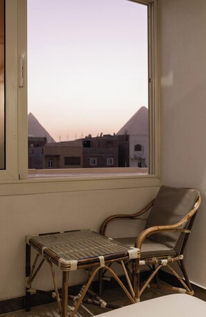 Espacio para trabajar con laptop, cortinas blackout y insonorización