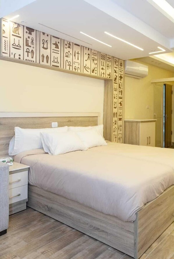 غرفة عائلية رباعية - إطلالة على الصحراء | مساحة عمل للكمبيوتر المحمول وستائر تعتيم وتجهيزات عازلة للصوت