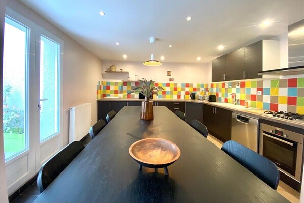 Fridge, microwave, oven, stovetop - The Impressionist Villa (Vernon)