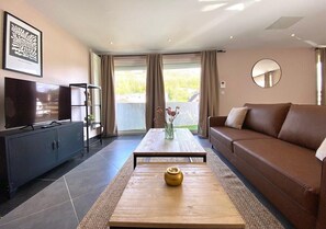 TV - The Impressionist Villa (Vernon)