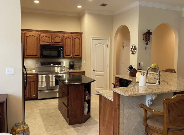 Kjøleskap, mikrobølgeovn, ovn og kokeplater