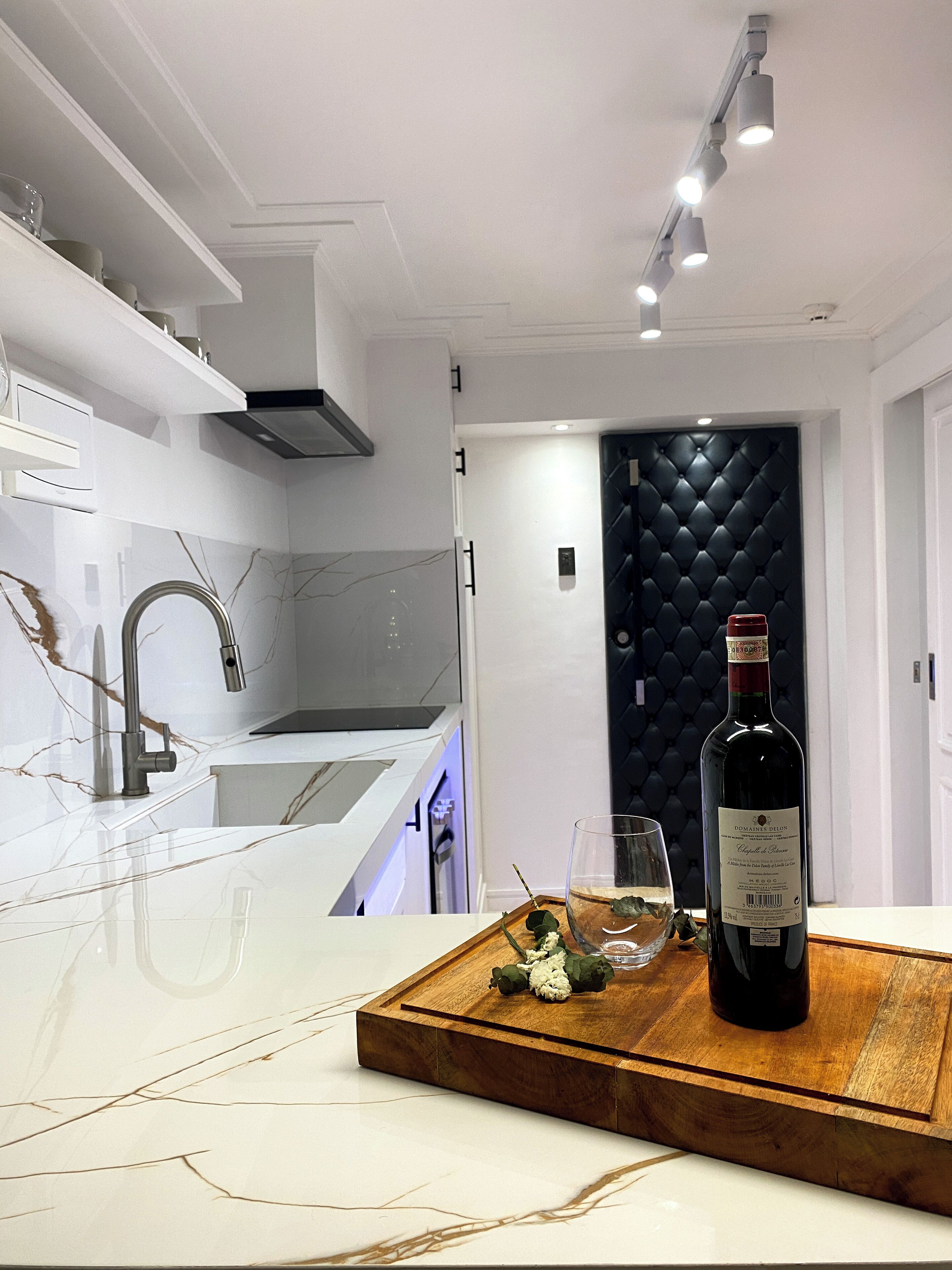 Micro-ondes, four, plaque de cuisson