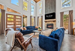 Smart TV, fireplace, table tennis, books - Kid’s Play Room | Game Room | Hot Tub | Sleeps 22 (Broken Bow)