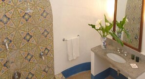 Vila, vista para o mar | Banheiro | Secador de cabelo, toalhas de banho