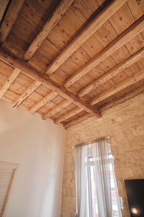 Habitación doble superior, 1 cama de matrimonio grande, balcón, vistas a la ciudad | Sistema de insonorización, wifi gratis, ropa de cama