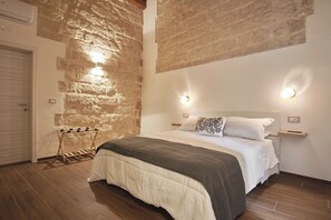 Deluxe Room, 1 King Bed, Private Bathroom, Courtyard View